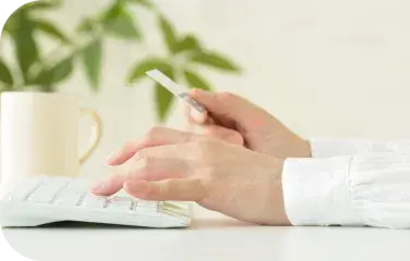 キーボードを打つ手