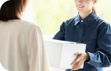 宅配物を受け取る人