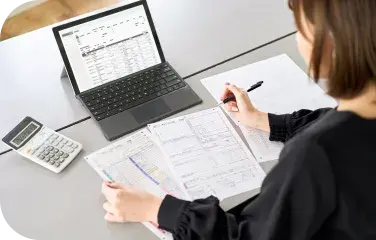 書類を記入する人