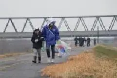 写真：第19回利根川クリーン作戦でゴミ拾いをする様子