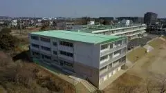 写真：増築した黒内小学校（西側から鳥瞰）