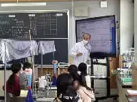 写真：市費負担教科担任による授業の様子1