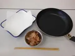 写真：粉末かつおだし材料と調理器具