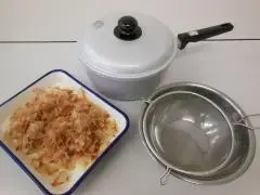 写真：かつおだし材料と調理器具