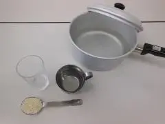 写真：おかゆの材料と器具