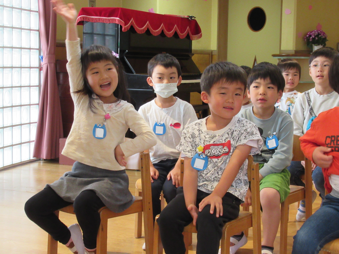 写真手を挙げて返事