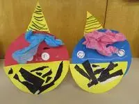 写真：虎模様のパンツをはいた赤鬼と青鬼のお面