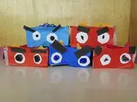 写真：新聞紙で作った四角い箱に赤や青の折り紙を貼って作った鬼の帽子