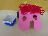 写真：子どもたちが好きな色を使って形も考えて作った鬼のお面