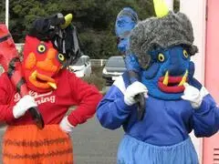 写真：赤鬼と青鬼が保育所に向かって歩いています