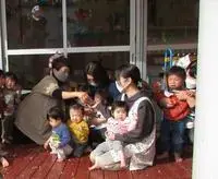 写真：鬼に驚いて保育士に助けを求める乳児クラスの子どもたち