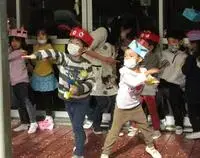 写真：力強く豆を投げて鬼と戦う年中の子どもたち
