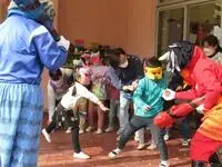 写真：鬼に捕まりそうになりながらも必死に鬼と戦う年長の子どもたち