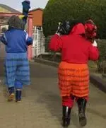 写真：退散する青鬼赤鬼