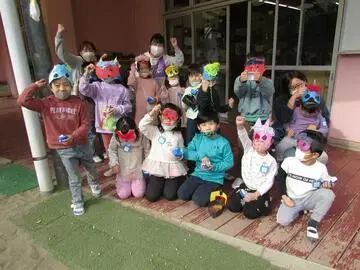 写真：鬼退治をして意気揚々の年長クラスの子どもたち