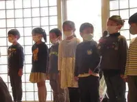 写真：横一列に並んで話す子供たち1