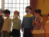 写真：横一列に並んで話す子供たち2