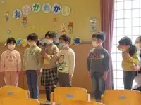 写真：横一列に並んで話す子供たち3