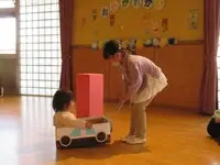 写真：子を乗せた車を引っ張る様子1