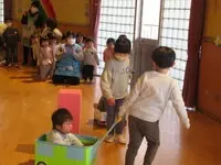 写真：子を乗せた車を引っ張る様子2