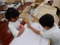 写真：段ボール工作する子たち