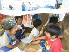 写真：段ボールでできた屋根付きの船