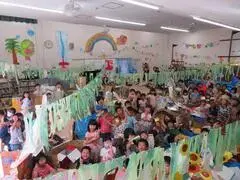 写真：工作でいっぱいの教室