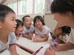 写真：顔を突き合わせて話す子供たち