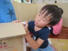 写真：集中してテープをはる子