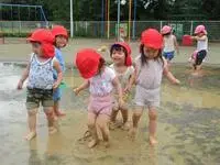 写真：水たまりで遊ぶこどもたち