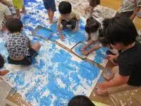 写真：絵具で遊ぶ様子