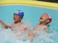 写真：プールで遊ぶこどもたち2