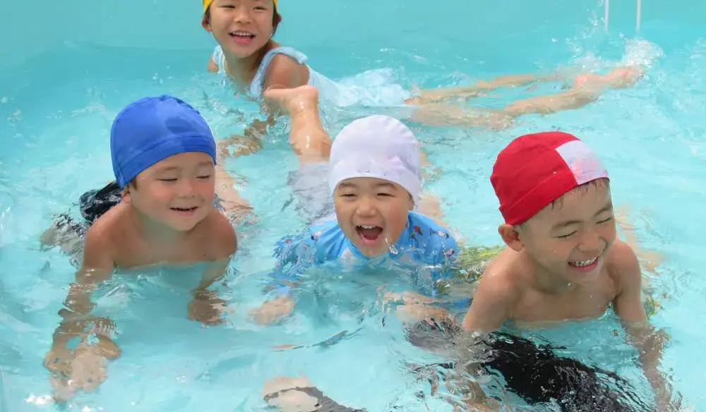 写真：プールで遊ぶ子どもたち