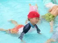 写真：プールで遊ぶこどもたち3