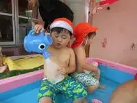 写真：じょうろでペットボトルに水を入れている子