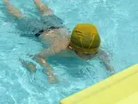 写真：プールで遊ぶこどもたち1