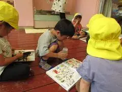 写真：図鑑を開く子供たち