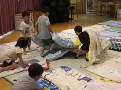 写真：協力して布団を準備する様子