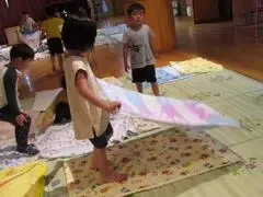 写真：布団を敷く子