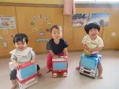 写真：車型の椅子にまたがる子たち