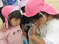 写真：虫かごに手を入れる子