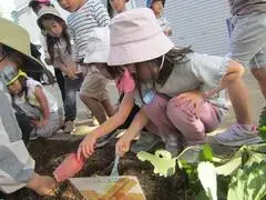 写真：スコップで土をたがやす子