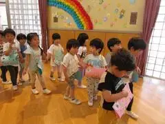 写真：バッグ型のこいのぼりを見せに行く様子