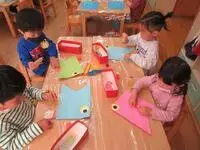 写真：バッグ型のこいのぼりを作る様子