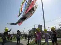 写真：こいのぼりを見上げるこどもたち