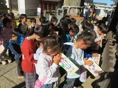 写真：みんなで手を合わせてお参りしている様子