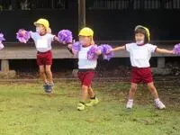 写真：ポンポンをもってダンスを踊る子たち