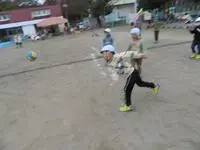 写真：ドッジボールで投げている瞬間の子