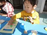 写真：袋に紙を貼っている子