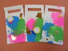 写真：色とりどりの絵具と紙が貼ってある袋